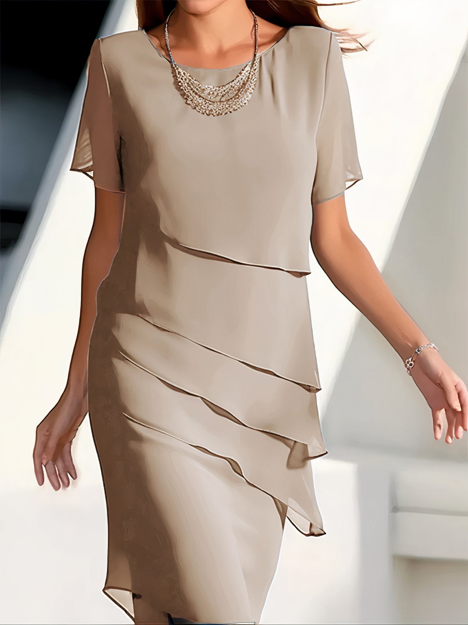 Vera | Dames elegante avondjurk met korte mouwen en asymmetrische lagen